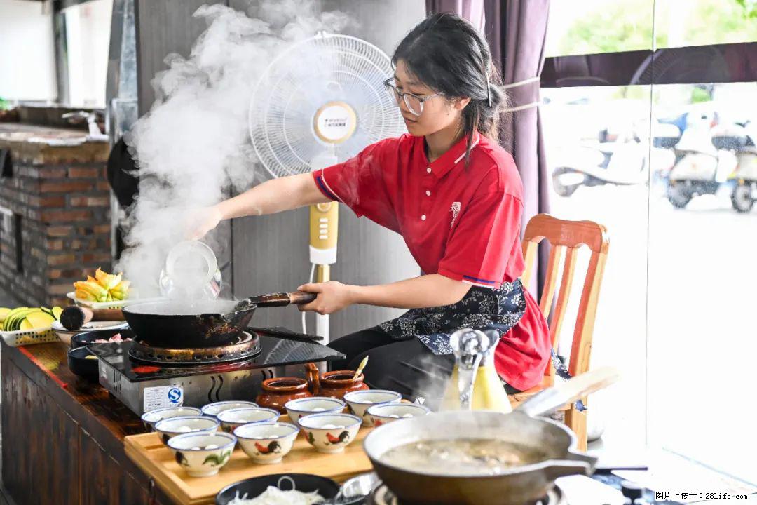 全网追的“扁担女孩”，找了一份暑假工，时薪12元 - 潜江生活资讯 - 潜江28生活网 qianjiang.28life.com